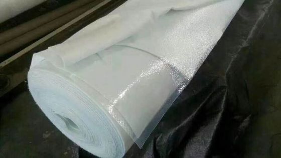 Barrera avanzada de múltiples capas para geomembrana compuesta de impermeabilidad superior