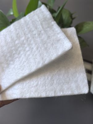 La capa protectora esencial para las geomembranas de HDPE en sistemas de contención rentables y duraderos