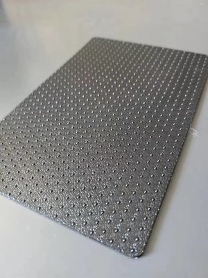 Proceso avanzado de producción de geomembrana texturizada de HDPE para ingeniería ambiental