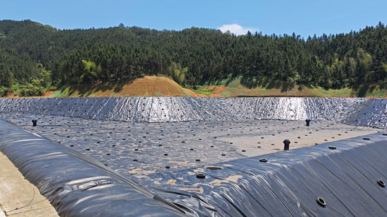 Geomembrana de HDPE de excelente resistencia química para la instalación de soldadura en cuña caliente en proyectos de estanques de ajuste de brillo
