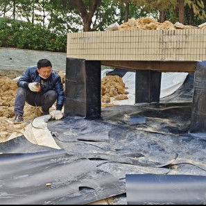 Geomembrana lisa de HDPE duradera para el proyecto anti filtración de lagos artificiales Resistencia a la rotura 20-80N / mm Elongación al romper 700%