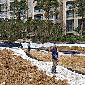 Geomembrana lisa de HDPE duradera para el proyecto anti filtración de lagos artificiales Resistencia a la rotura 20-80N / mm Elongación al romper 700%