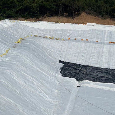 Solución para la gestión de los residuos de residuos de hidrógeno bruto (HDPE) Geomembrana lisa con excelente resistencia química y resistencia a altas temperaturas
