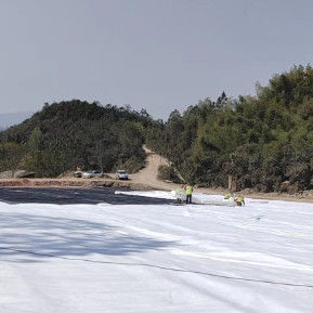 Función de separación Geotextil de filamentos largos no tejidos ancho 1m-6m para aplicaciones de vertederos mineros