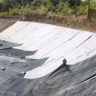 Función de separación Geotextil de filamentos largos no tejidos ancho 1m-6m para aplicaciones de vertederos mineros