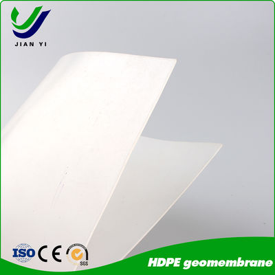 Geomembrana de HDPE de color blanco refleja la luz solar para aislamiento térmico en centrales fotovoltaicas y piscinas al aire libre