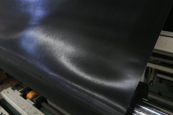 Geomembrana de HDPE texturizada resistente a los rayos UV con superficie de alta fricción para aplicaciones de 6m-8m de ancho