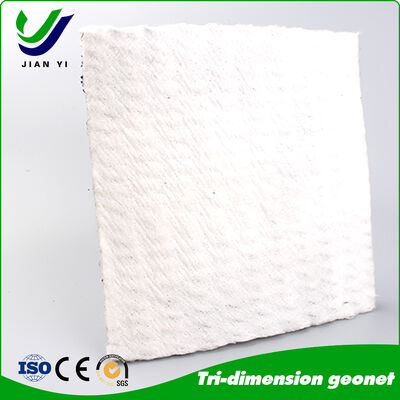 Red de drenaje compuesta 3D resistente a los rayos UV y a los productos químicos con alta resistencia a la tracción ≥ 16 kN/m para drenaje subterráneo y de jardín