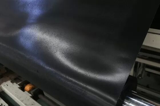 Geomembrana de HDPE de alta resistencia química con soldadura por cuña caliente para proyectos de estanques de ajuste de brillo