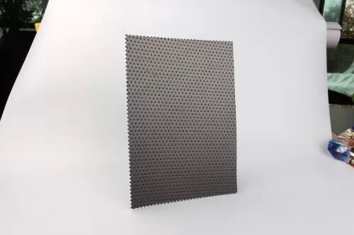 Geomembrana de HDPE de alto coeficiente de fricción, estable y antideslizante, con impermeabilidad ultrabaja para proyectos de ingeniería