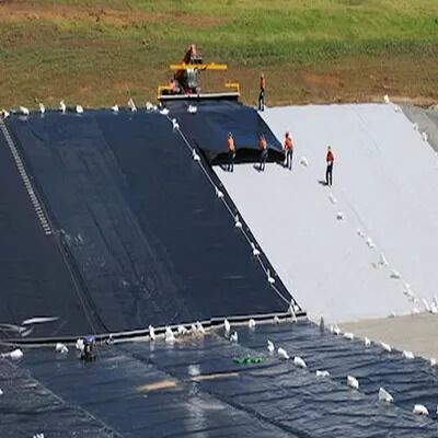 Geomembrana de HDPE de alto coeficiente de fricción, estable y antideslizante, con impermeabilidad ultrabaja para proyectos de ingeniería